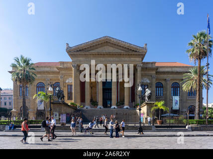 Die Teattro Massimo, ein Opernhaus befindet sich an der Piazza Verdi, Palermo. Es ist die dritte größte Opernhaus Europas. Stockfoto