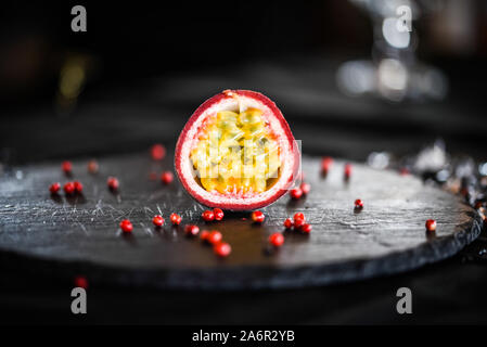 Köstliche Maracuja Limonade mit frischen Zutaten & Red Pepper Samen Stockfoto