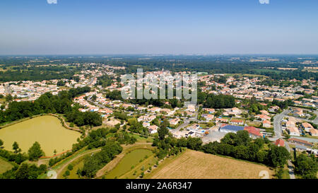 Luftaufnahme von Nesmy Dorf in Vendee Stockfoto