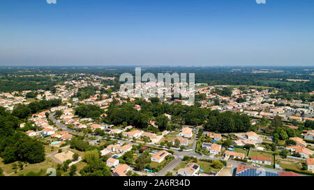Luftaufnahme von Nesmy Dorf in Vendee Stockfoto