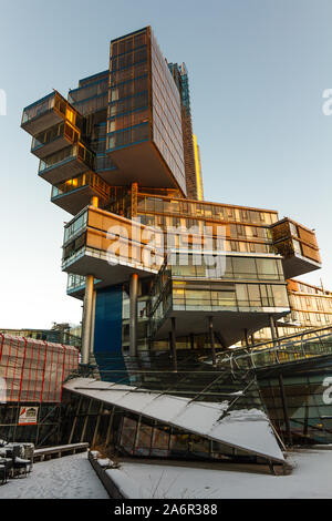 Moderne geometrische Gebäude bestand aus Eiswürfel im Winter. Die städtische Architektur in Hannover unter Rekonstruktion. Weitwinkel panorama auf kubischen Stockfoto