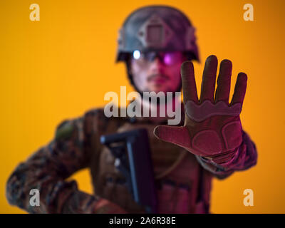 Modern Warfare amerikanischen Marines Soldat mit stoppschild oder keine Weitergabe mit offener Handfläche Stockfoto