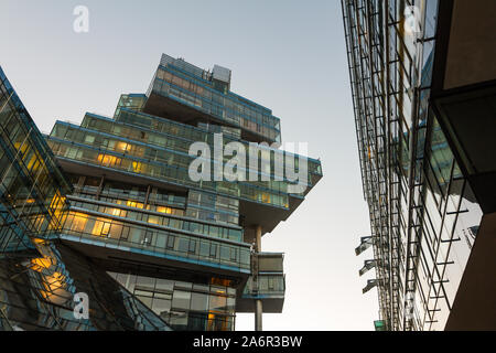 Moderne geometrische Gebäude bestand aus Eiswürfel im Winter. Die städtische Architektur in Hannover unter Rekonstruktion. Weitwinkel panorama auf kubischen Stockfoto