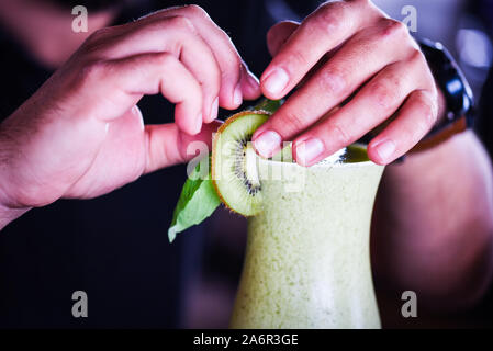 Köstliche hausgemachte Limonade aus Kiwi Frucht mit frischem Basilikum und Honig Stockfoto