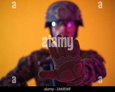 Modern Warfare amerikanischen Marines Soldat mit stoppschild oder keine Weitergabe mit offener Handfläche Stockfoto