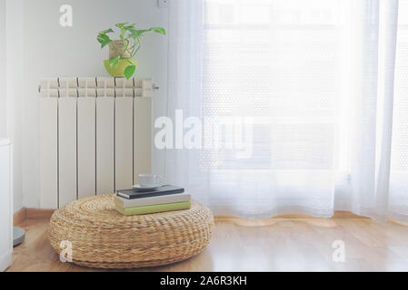 Heizung ratiator auf einer weißen Wand neben einem offenen Fenster im Wohnzimmer. Erdgas oder elektrischen System zu Hause, und leere Raum Stockfoto