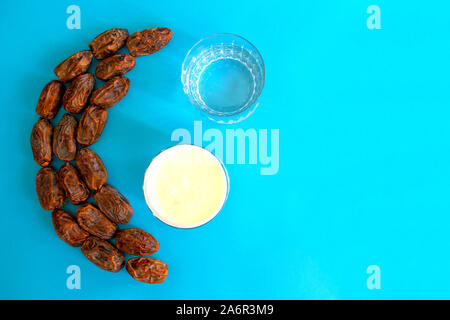 Ramadan iftar Essen, köstliche Datum Obst, Wasser und Milch auf blauem Hintergrund mit kopieren. Ramadan Kareem mit arabischen Termine Obst in Form von CRESC Stockfoto