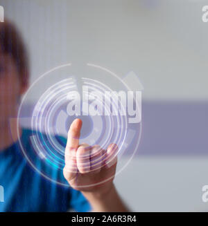 Drücken fututristic virtuellen Button mit matrix Daten, Konzept Zukunft busness. Stockfoto