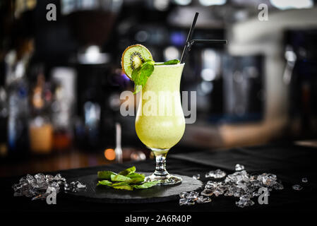 Köstliche hausgemachte Limonade aus Kiwi Frucht mit frischem Basilikum und Honig Stockfoto