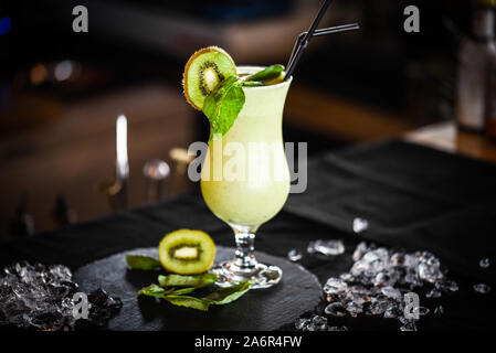 Köstliche hausgemachte Limonade aus Kiwi Frucht mit frischem Basilikum und Honig Stockfoto