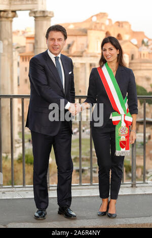 Italienische Premier Giuseppe Conte und den Bürgermeister von Rom Virginia Raggi, partecipates Nationalen Tag der Folklore und Traditionen im Campidoglio, Rom Stockfoto