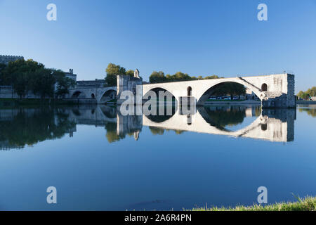 Frankreich, Provence-Alpes-Côte d'Azur, Avignon, die Saint Benezet Brücke, auch bekannt als die Pont d'Avignon, von den Ufern der Rhone. Stockfoto