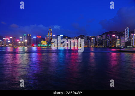 HONG KONG-29 Jun 2019 - eine Ansicht bei Nacht Abendlicht auf die moderne Skyline von Hongkong von der Kowloon Seite über den Victoria Harbo gesehen Stockfoto