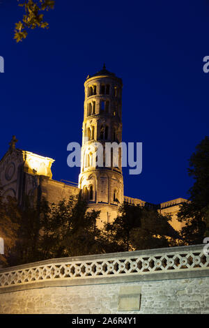 Frankreich, Languedoc-Roussillon, Uzès, Saint-étienne Kathedrale und den Turm Fenestrelle ist abends beleuchtet. Stockfoto