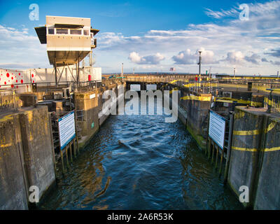 Eine der drei Schleusen in Cardiff Barrage in Cardiff, Wales, UK-Barrage Schaltwarte ist in der linken oberen Ecke des Bildes. Stockfoto