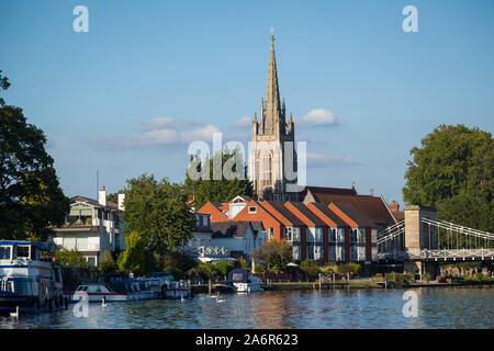 All Saints Church, Marlow, Buckinghamshire gesehen über die Themse Stockfoto