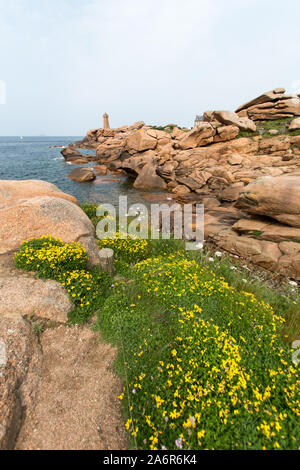 Dorf Plouhmanac'h, Frankreich. Malerische Ansicht des großen Granitfelsen auf Plouhmanac' h's Sentier des Douaniers Trail. Stockfoto