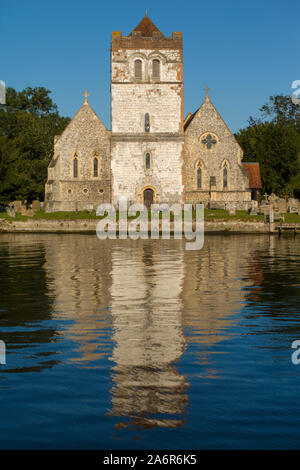 All Saints Church, Bisham, Buckinghamshire im Abendlicht in der Themse widerspiegelt, Stockfoto