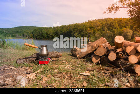 Im freien Kaffee in cezve auf Primus Herd Stockfoto