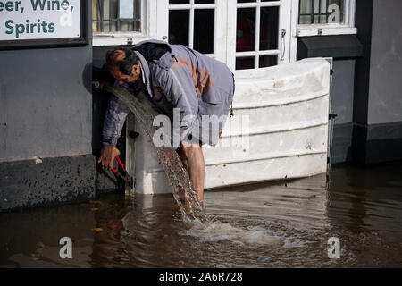 Ein Mitarbeiter der Vue Bar in Worcester installiert Hochwasserschutz, wie das Vereinigte Königreich hat sich durch die weit verbreitete überschwemmung geschlagen worden, nachdem Flüsse über die Ufer burst nach dem Wochenende???s Heavy Rain. Stockfoto