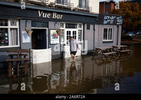 Ein Mitarbeiter der Vue Bar in Worcester installiert Hochwasserschutz, wie das Vereinigte Königreich hat sich durch die weit verbreitete überschwemmung geschlagen worden, nachdem Flüsse über die Ufer burst nach dem Wochenende???s Heavy Rain. Stockfoto