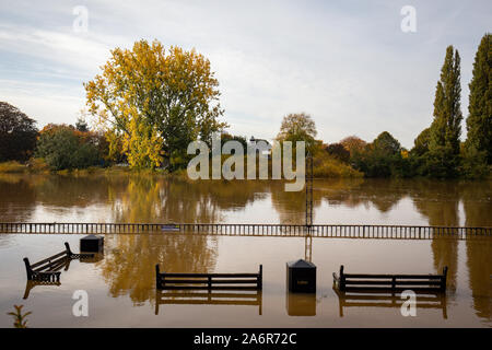 Worcester Stadt umgeben von Wasser aus dem Fluss Severn, wie das Vereinigte Königreich hat sich durch die weit verbreitete überschwemmung geschlagen worden, nachdem Flüsse über die Ufer burst nach dem Wochenende???s Heavy Rain. Stockfoto