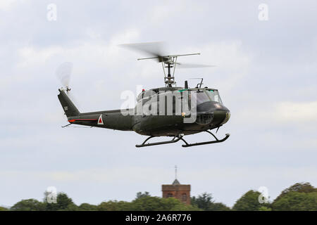 Ein Hubschrauber aus der Zeit des Vietnamkriegs Bell UH-1H landet auf dem North Weald Airfield Stockfoto