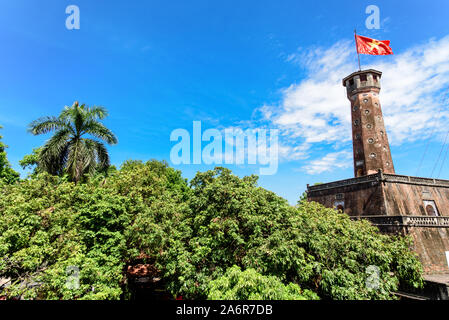 Close-up Hanoi flag Tower mit fliegenden Vietnamesischen Flagge unter cloud blue sky Stockfoto