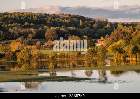 Herbst Laub in den überfluteten Fluss Wye in der nähe von Whitney in Herefordshire, UK wider, nach der sehr starken Regenfällen Ende Oktober 2019 Stockfoto