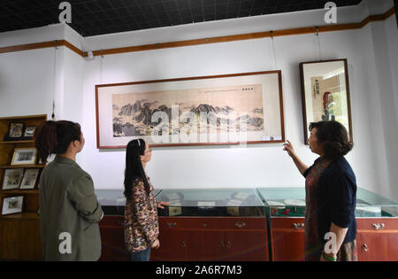 (191123) - NANCHANG, Oktober 28, 2019 (Xinhua) - Zhang Xiaohong (R) erklärt, wie die Besucher auf Ihr Gras Bettwäsche Stickerei auf ihr Museum in Xinyu City, East China Provinz Jiangxi, Okt. 23, 2019. Zurück zu der Nördlichen Song Dynastie (960-1127), Xiabu, oder Gras Bettwäsche datiert, ist eine Art Tuch aus Ramie gemacht. Zhang Xiaohong, 61 Jahre alt, ist eine repräsentative nationale Erbe der Xiabu Stickerei. Im Jahr 2002 stellte sie eine Stickerei in ihrer Heimatstadt Xinyu nach dem Studium in Tianjin und Suzhou. Im Laufe der Jahre, Zhang die Qualität der Tuch aktualisiert und auch erstellt wurden sechs Möglichkeiten der Heftungen Stockfoto