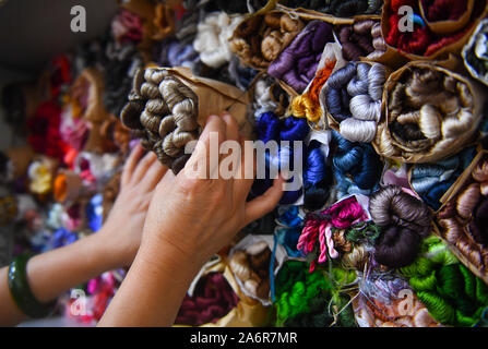 (191123) - NANCHANG, Oktober 28, 2019 (Xinhua) - Zhang Xiaohong wählt Threads an Ihrem Workshop in Xinyu City, der ostchinesischen Provinz Jiangxi, Okt. 23, 2019. Zurück zu der Nördlichen Song Dynastie (960-1127), Xiabu, oder Gras Bettwäsche datiert, ist eine Art Tuch aus Ramie gemacht. Zhang Xiaohong, 61 Jahre alt, ist eine repräsentative nationale Erbe der Xiabu Stickerei. Im Jahr 2002 stellte sie eine Stickerei in ihrer Heimatstadt Xinyu nach dem Studium in Tianjin und Suzhou. Im Laufe der Jahre, Zhang die Qualität der Tuch aktualisiert und auch erstellt wurden sechs Möglichkeiten der Stiche. Im Jahr 2014 wurde sie als natio erkannt Stockfoto