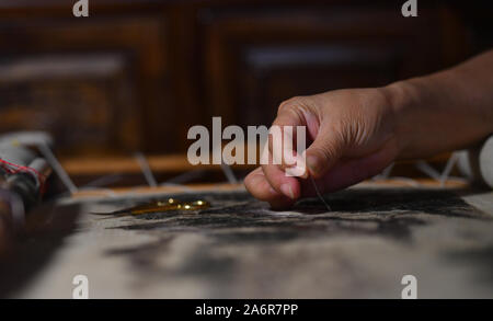 (191123) - NANCHANG, Oktober 28, 2019 (Xinhua) - Zhang Xiaohong Stickt an Ihrem Workshop in Xinyu City, der ostchinesischen Provinz Jiangxi, Okt. 23, 2019. Zurück zu der Nördlichen Song Dynastie (960-1127), Xiabu, oder Gras Bettwäsche datiert, ist eine Art Tuch aus Ramie gemacht. Zhang Xiaohong, 61 Jahre alt, ist eine repräsentative nationale Erbe der Xiabu Stickerei. Im Jahr 2002 stellte sie eine Stickerei in ihrer Heimatstadt Xinyu nach dem Studium in Tianjin und Suzhou. Im Laufe der Jahre, Zhang die Qualität der Tuch aktualisiert und auch erstellt wurden sechs Möglichkeiten der Stiche. Im Jahr 2014 wurde sie als nationale r erkannt Stockfoto