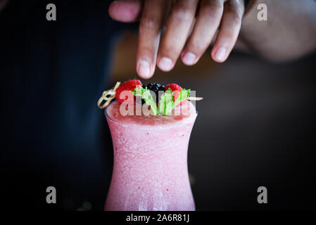 Hausgemachte Waldfrüchten Limonade mit frischem Ingwer und Honig Stockfoto