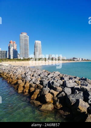Schönen Tag Schuß von der Miami South Park Pointe Pier in Miami Beach, Florida. Steine und atemberaubenden Wolkenkratzern sichtbar. Tolles Wetter Stockfoto