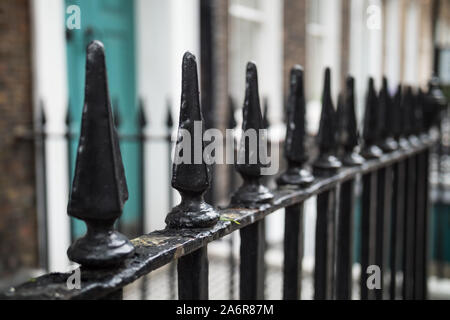 Schwarze Zaun. Doughty Street, Holborn - Londoner Stadtteil Camden, England, Vereinigtes Königreich. Schöne Englisch georgianische Architektur. Stockfoto