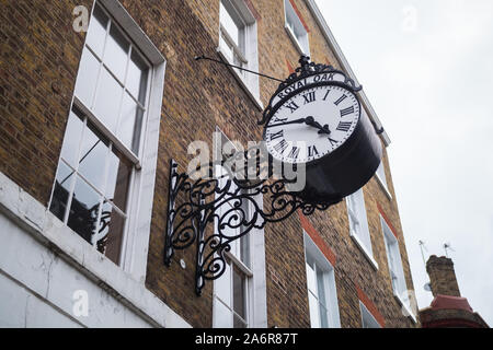 Schöne Nahaufnahme von einem großen schwarzen Uhr auf Doughty Street, Holborn, London Borough von Camden (England, Vereinigtes Königreich). Stockfoto