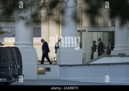 Washington, United States. 28 Okt, 2019. Us-Präsident Donald Trump fährt aus dem Norden Vorhalle des Weißen Hauses in Washington, DC am Montag, Oktober 28, 2019 für einen Tagesausflug nach Chicago, Illinois. Foto von Sarah Silbiger/UPI Quelle: UPI/Alamy leben Nachrichten Stockfoto