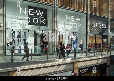 Käufer in der Westgate Shopping Centre, Oxford Spaziergang vor der neuen Look und Schätze, Schaufenster, Stockfoto