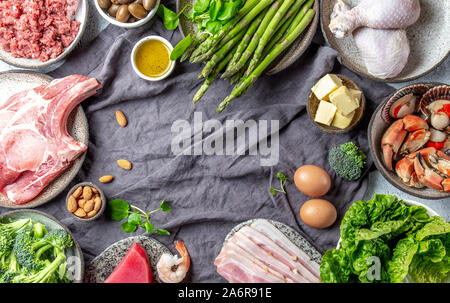 Vegetarische und tierisches Eiweiß, Kohlenhydrate und Fett. Low Carbs und ketogenic Diät. Gesundes essen Hintergrund mit Kopie Raum Stockfoto