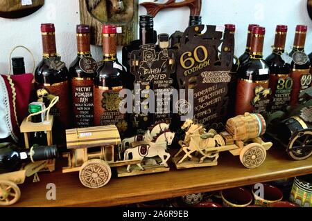 SellingTypical Flaschen Souvenirs in TRYAVNA - Balkan - Bulgarien Stockfoto