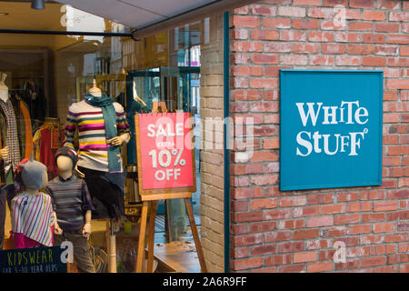 Das Schaufenster des Weißen Zeug Clothing Store in Henley-on-Thames mit einem Zeichen für einen Verkauf "Extra 10% Off' Stockfoto