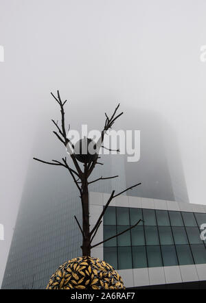 28. Oktober 2019, Hessen, Frankfurt/Main: Die Europäische Zentralbank (EZB) im dichten Nebel vor einem Festakts den Wechsel an der Spitze der EZB wickelte. Foto: Boris Roessler/dpa Stockfoto