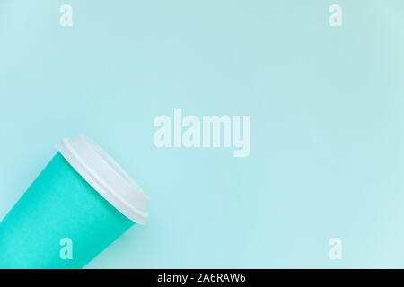 Einfach flach Design blaues Papier Kaffeetasse auf Blau Pastell farbenfrohen trendigen Hintergrund. Takeaway drink Container. Guten Morgen aufwachen wach Konzept. Vorlage der Drink mockup. Ansicht von oben kopieren Raum Stockfoto