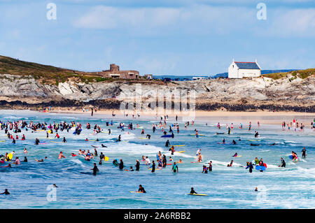 Surfer an Fistral Beach in Newquay, Cornwall, England, Großbritannien. Stockfoto