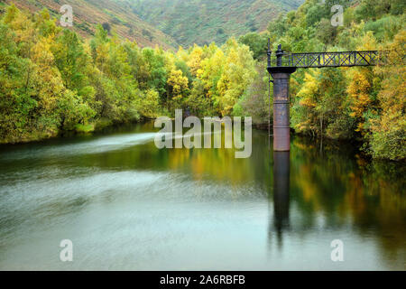 Herbst Reflexionen über das Reservoir an Carding Mill Valley in der Nähe von Church Stretton in Shropshire mit Gusseisen Wasserturm Stockfoto