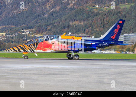 Innsbruck/Österreich Oktober 26, 2019: Red Bull (die Flying Bulls) Dassault/Dornier Alpha Jet an InnsbruckAirport. Stockfoto