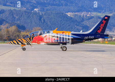 Innsbruck/Österreich Oktober 26, 2019: Red Bull (die Flying Bulls) Dassault/Dornier Alpha Jet an InnsbruckAirport. Stockfoto