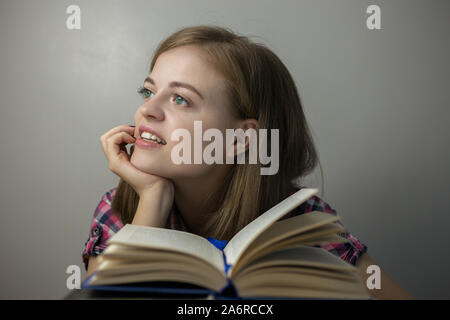 Lächelnden jungen kaukasischen girl Frau, ein Buch zu lesen Stockfoto