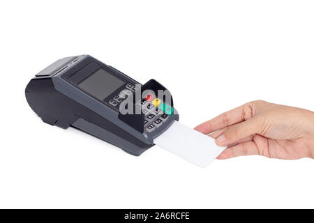 Zahlung mit Kreditkarte Konzept. close-up Hand credit card ein mock up mit weißen leere Karte mit einer Karte Maschine wischen Anschlußklemme isoliert auf weißem Hinterg Stockfoto