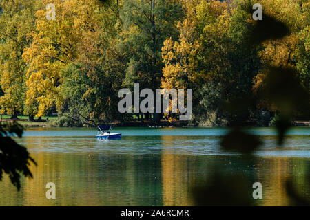 Oktober 16, 2019, Lyon, Auvergne-Rh ône-Alpes, Frankreich - Parc de la Tête d'Or im Herbst mit einem Tretboot auf dem See Stockfoto